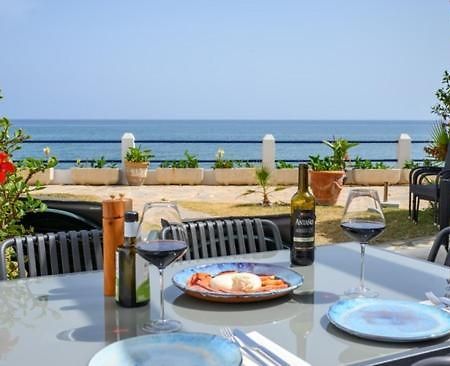 Newly Renovated 2 Bedroom Beachfront House Sitio de Calahonda Kültér fotó