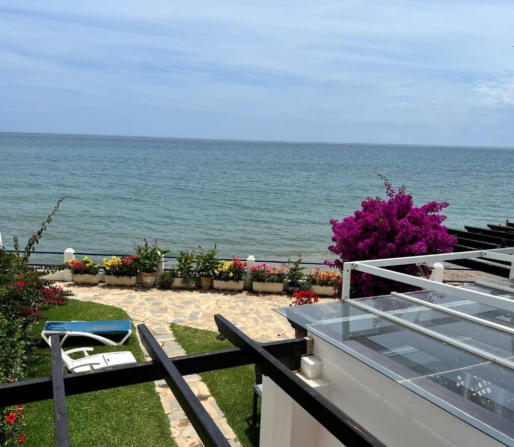 Newly Renovated 2 Bedroom Beachfront House Sitio de Calahonda Kültér fotó