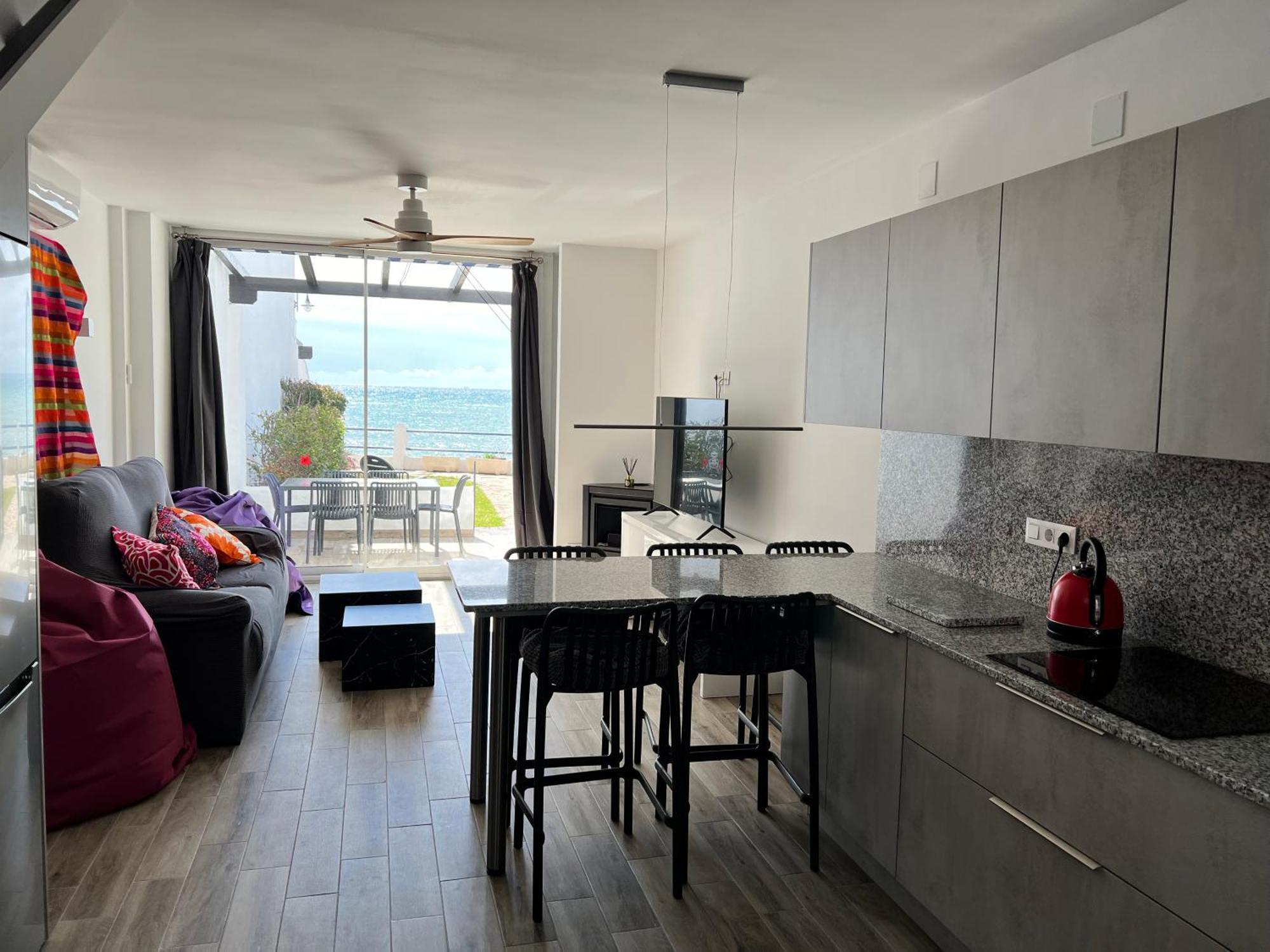 Newly Renovated 2 Bedroom Beachfront House Sitio de Calahonda Kültér fotó
