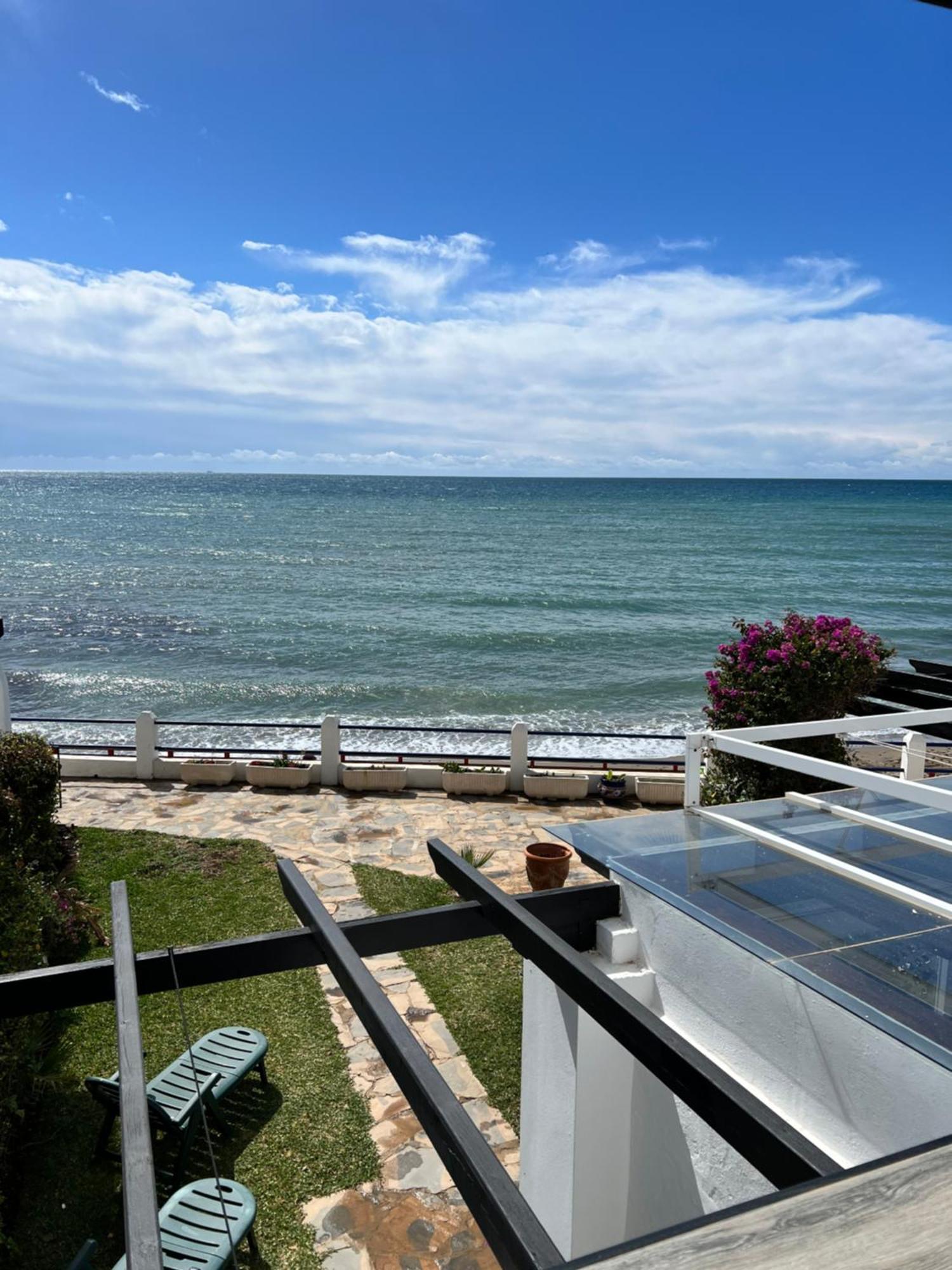 Newly Renovated 2 Bedroom Beachfront House Sitio de Calahonda Kültér fotó