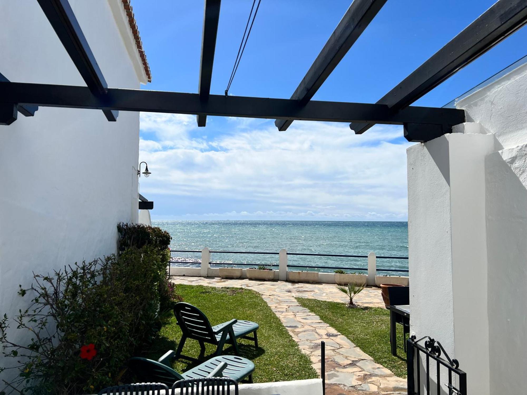 Newly Renovated 2 Bedroom Beachfront House Sitio de Calahonda Kültér fotó