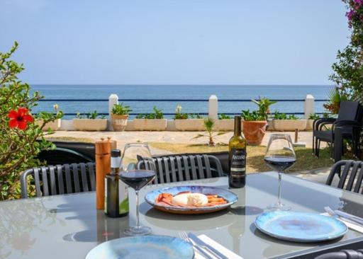 Newly Renovated 2 Bedroom Beachfront House Sitio de Calahonda Kültér fotó