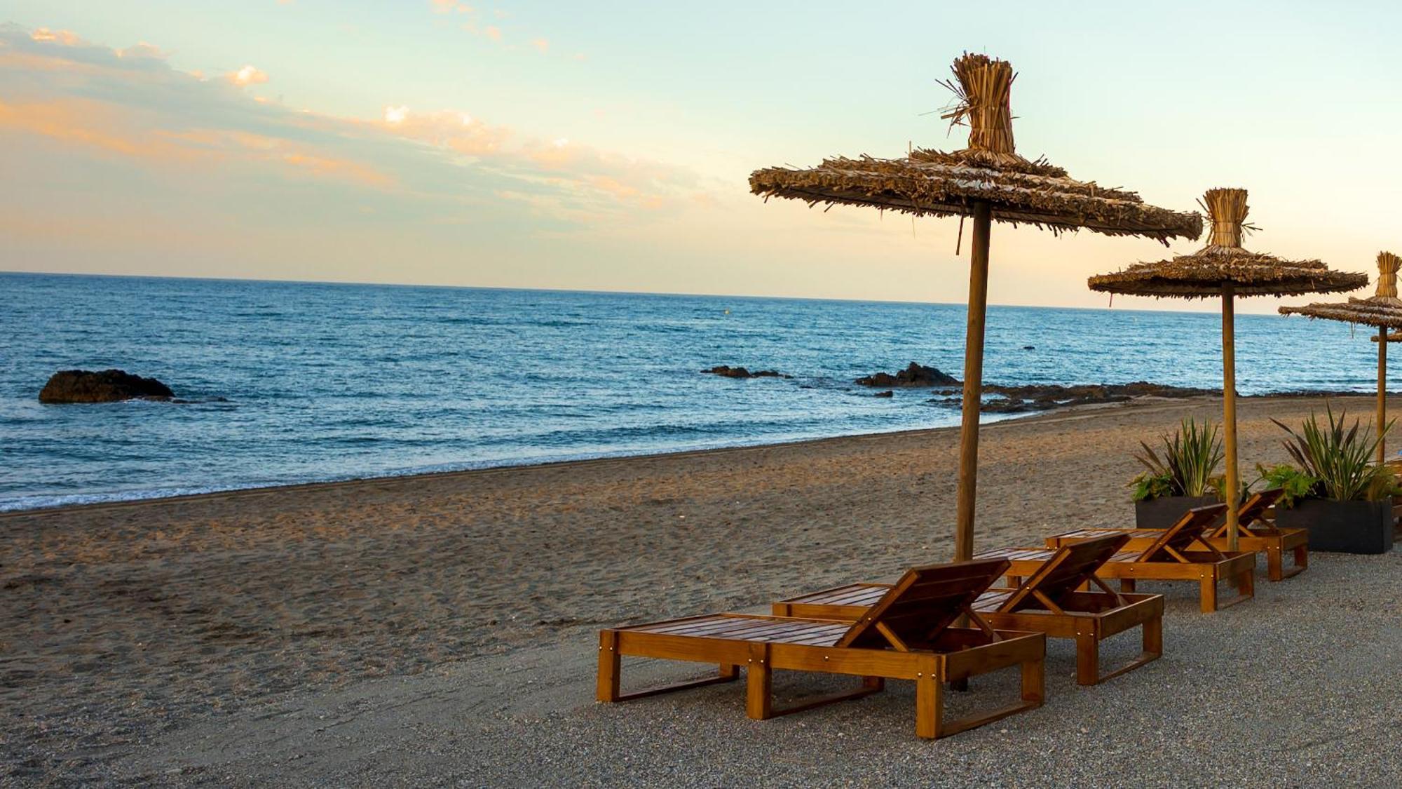 Newly Renovated 2 Bedroom Beachfront House Sitio de Calahonda Kültér fotó